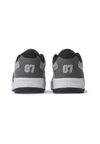 Scarpe da ginnastica grigie con materiali in rete e sintetici. Accenti neri e gialli; presenta il numero "07" sul tallone e una suola bianca.