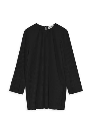 Svart långärmad topp med plisserad struktur, rund halsringning och knappstängning bak. Slät material, något lös passform och minimalistisk design.