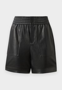 Svarta falska lädershorts med elastisk midja, knappknäppning fram, stora framfickor, och rak fåll.