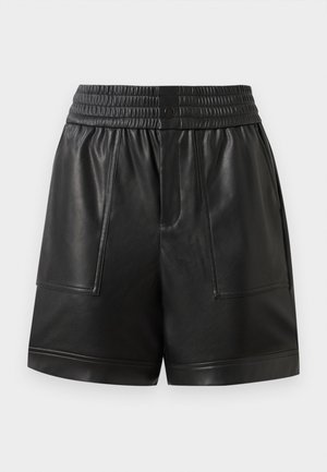 Svarte faux skinnshorts med elastisk midjebånd, fronttrykkknapp, store frontlommer og rett søm.