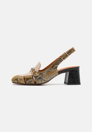 Damesandal med åben tå og slingback i senneps- og blå slangeskindsmønster, beige rem med spænde og sort blokhæl.
