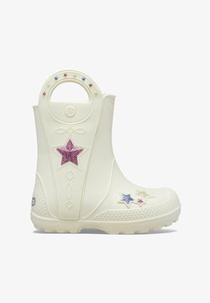 Biała gumowa kalosz z zaokrąglonym czubkiem. Posiada fioletowo-różowe brokatowe gwiazdki oraz dekoracyjne akcenty. Teksturowana podeszwa z uchwytem.