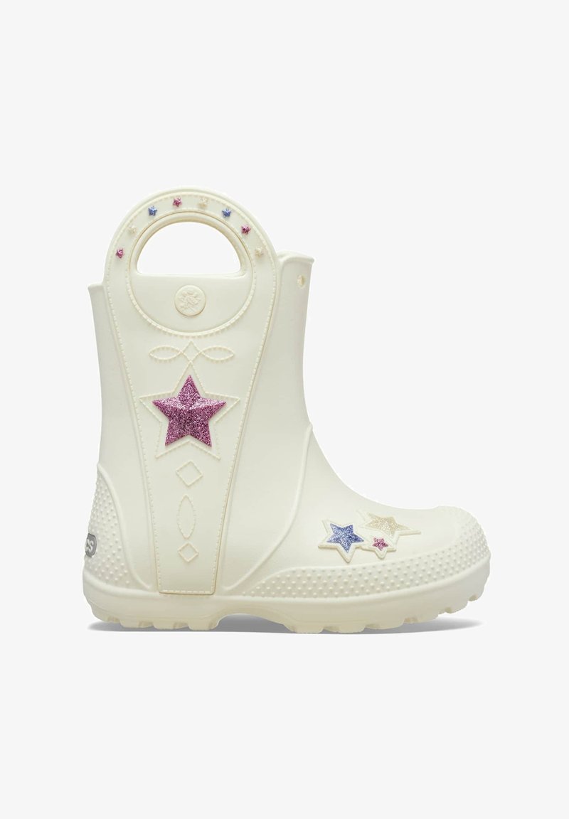 Bota de goma blanca con parte superior redondeada. Presenta estrellas de purpurina púrpura y rosa, además de detalles decorativos. Suela texturizada con agarre.