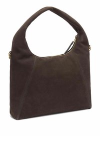 Borsa a tracolla in camoscio marrone con manico curvo, chiusura superiore con cerniera e cuciture a contrasto. Presenta un interno spazioso e hardware minimale.