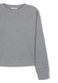 Felpa grigia con collo rotondo, maniche lunghe e polsini elasticizzati. Realizzata in un tessuto morbido con una finitura leggermente testurizzata. Design semplice e uniforme.
