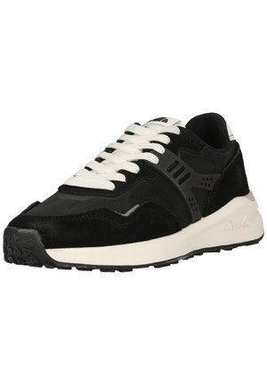 Sort lavtop sneakers med hvid tyk sål, hvide snørebånd, mesh og ruskindsoverdel samt tekstureret sort gummiydersål.