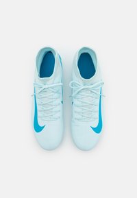 Heledad sinise värvi jalgpallikingad tekstureeritud pinnaga, millel on silmatorkav türkiissinine Nike logo ja traditsiooniline sidumissüsteem.