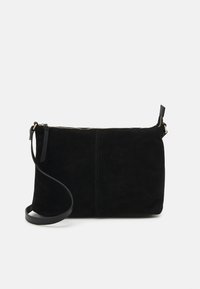 Sac en cuir suede noir à bandoulière avec fermeture éclair, design rectangulaire plat et une sangle amovible pour plus de polyvalence. Texture lisse, style minimaliste.