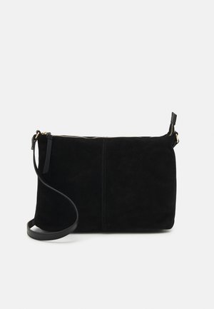 Bolso cruzado de ante negro con cierre de cremallera, diseño rectangular plano y correa desmontable para mayor versatilidad. Textura suave, estilo minimalista.