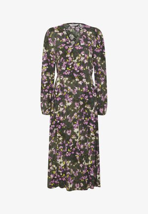 Duga haljina dugih rukava s cvjetnim uzorkom u ljubičastoj i žutoj boji na tamnozelenoj pozadini, s V-izrezom i lepršavim siluetom.