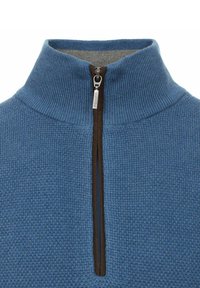 Blaues Sweatshirt mit hohem Kragen, strukturiertem Strickstoff, mit einem halben Reißverschluss und einer kontrastierenden dunkelbraunen Reißverschlussleiste.