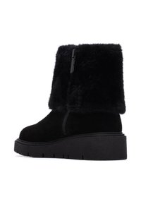 Botas de tobillo negras con un puño de piel sintética y cierre de cremallera, hechas de suave ante con una suela de goma texturizada y un diseño de plataforma.