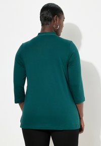 Ulla Popken À MANCHES 3/4 ET COL CALICE EN PIMA - Langarmshirt - deep green