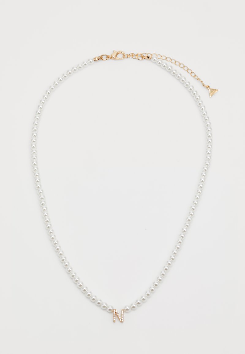 Collier en perles avec chaîne et fermoir en or réglables, comportant un pendentif en or en forme de lettre "N" avec de petites pierres incrustées.