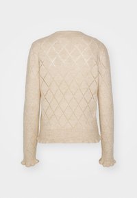 Beige Strickpullover mit diamantartigem Muster, langen Ärmeln mit rüschendetails und einem leicht verkürzten Saum. Strukturierter, leichter Stoff.