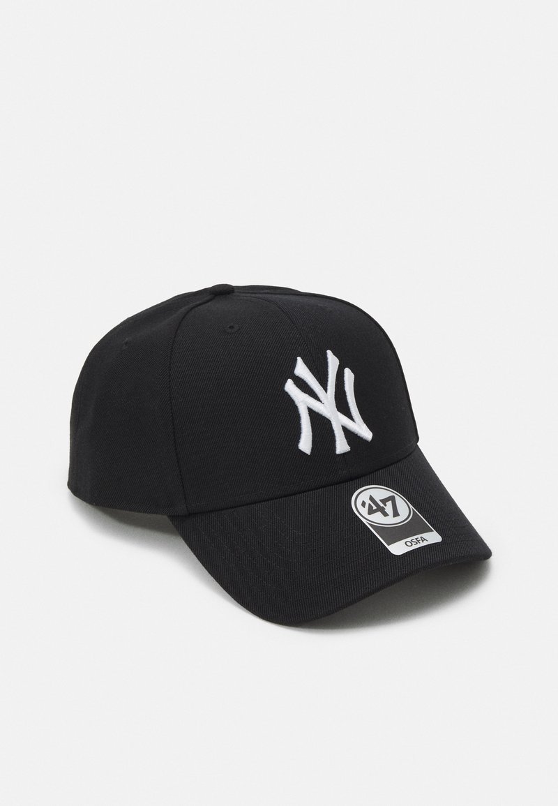 Casquette de baseball noire en tissu résistant, avec un logo brodé blanc sur le devant et une étiquette indiquant '47 OSFA' sur le côté.