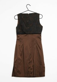 Bezramenné šaty s texturovaným černým korzetem a hladkou hnědou sukní. Obsahují plisování a zadní zip, visící na černém háčku.
