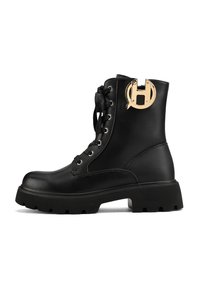 Stivaletto in pelle nera con suola spessa, dettagli in oro, punta rotonda e lacci tradizionali. Tessuto liscio, design robusto.