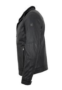 Schwarze Lederjacke mit hohem Kragen, Reißverschluss vorne und Taschen an den Seiten. Hat eine glatte Textur und gestickte Details an den Ärmeln.