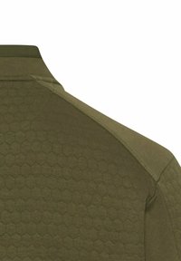 Olijfgroene polo met een gestructureerd hexagonaal patroon op de stof, voorzien van een standaard kraag en licht verhoogde schoudernaden.