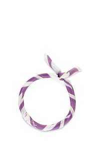 Foulard en soie violet et blanc avec des rayures diagonales, noué en un nœud formant un bandeau circulaire. Texture lisse, léger et finition brillante.