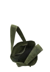 Borsa a mano in suede verde con due manici lunghi, apertura superiore e tasca interna con zip. Superficie testurizzata e design semplice.