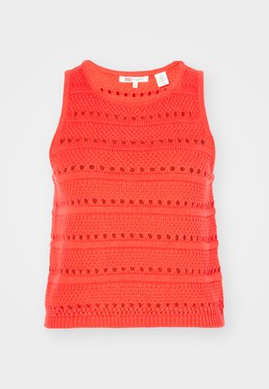 Top de alças coral com um padrão de malha texturizada, apresentando riscas horizontais e detalhes em trabalho aberto, decote redondo e design sem mangas.