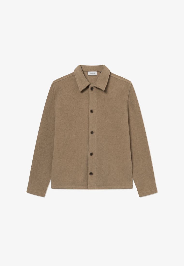 Καφέ μπουφάν από ανάμεικτο μαλλί με κουμπιά μπροστά, μυτερό γιακά, μακριά μανίκια και ίσια γραμμή. Διαθέτει πέντε σκούρα κουμπιά και ελάχιστη ραφή.