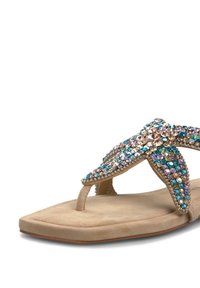 Sandalias de flip-flop beige con una correa decorada con diversos strass de colores. Plantilla de ante suave y suela de goma plana.