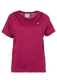 Camiseta atlética de manga corta en tela de color rosa oscuro. Presenta un cuello redondo, un panel de malla en la parte posterior y un pequeño logo en la parte delantera.