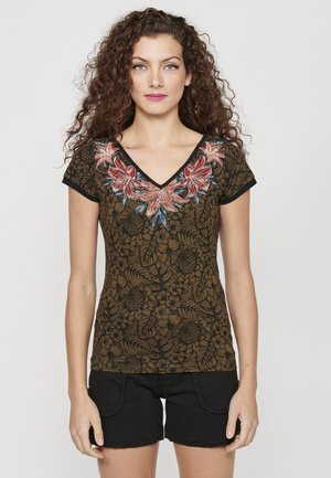T-shirt noir à motif floral avec décolleté en V et manches courtes. Présente une broderie florale rouge et bleue autour du décolleté.