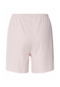 Pantalones cortos de color rosa claro con cintura elástica, que presentan una textura acanalada vertical y pequeños patrones de diamantes en toda la tela.