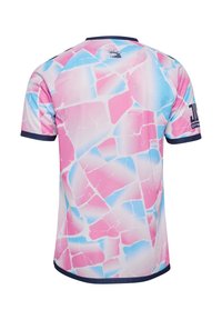 Sportowa koszulka z krótkim rękawem z abstrakcyjnym wzorem pękającego lodu w kolorach różowym, niebieskim i białym oraz ciemnoniebieskimi wykończeniami na rękawach i kołnierzu.