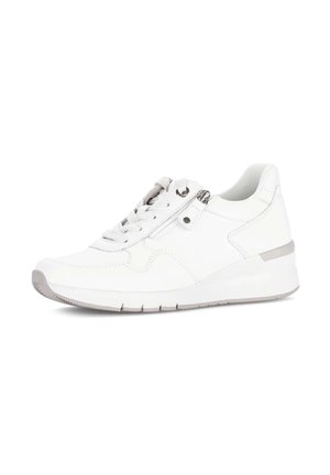 Witte leren sneaker met veters aan de voorkant, zijrits en gevoerde zool, afgebeeld tegen een effen witte achtergrond.