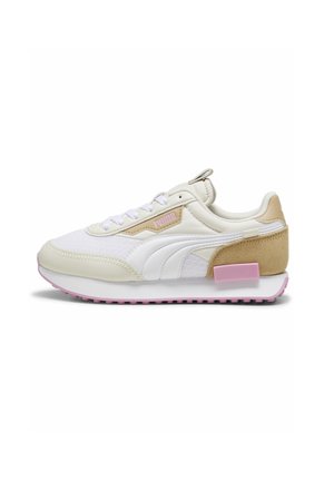 Witte en beige sneaker met een textiel bovenwerk, roze accenten, ronde neus en dikkere zool. Bevat een trekhaak op de hiel.