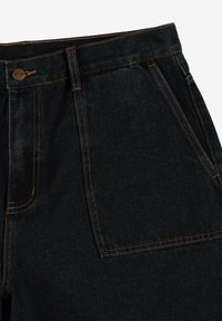 Ciemnoniebieskie spodnie dżinsowe z pomarańczowymi szwami, z zamknięciem na guziki z przodu, dwiema przednimi kieszeniami oraz gładkim, teksturowanym wykończeniem.