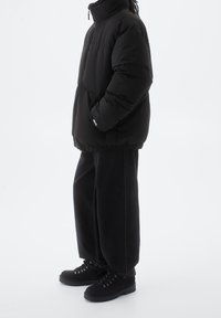 PULL&BEAR Zimní bunda - black