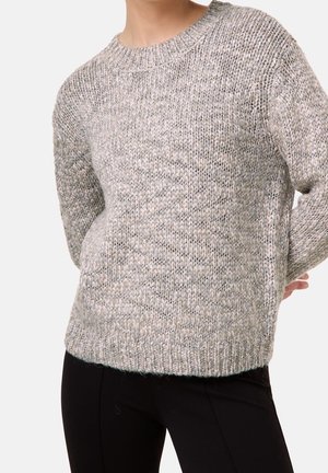 Pull en tricot gris avec un col rond, présentant un tissu texturé et une coupe décontractée. Manches longues avec un poignet en bord-côte et un détail à l'ourlet.