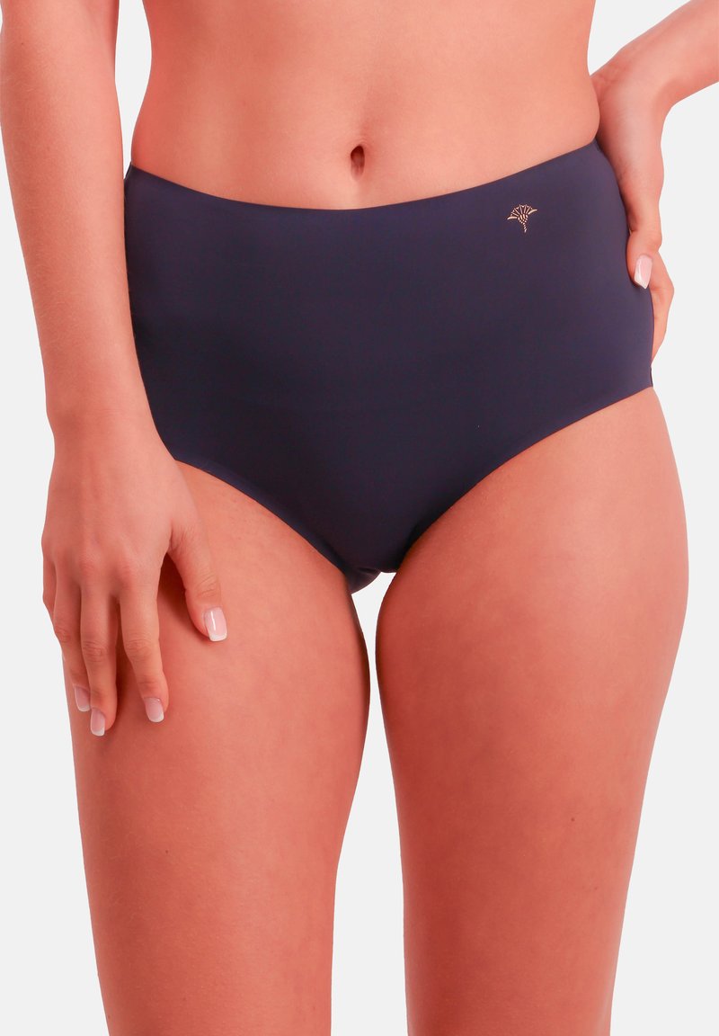 Granatowe, wysokie majteczki kąpielowe o gładkiej fakturze i subtelnym złotym logo na talii. Klasyczny fason zapewniający wsparcie i odpowiednie krycie.