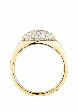 Goldener Ring mit einer gewölbten Anordnung kleiner runder Diamanten obenauf, von der Seite auf weißem Hintergrund gezeigt.