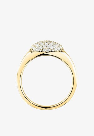 Goldener Ring mit einer gewölbten Anordnung kleiner runder Diamanten obenauf, von der Seite auf weißem Hintergrund gezeigt.
