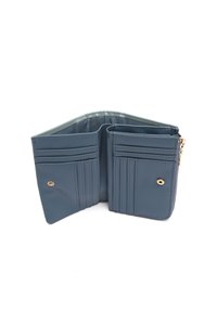 Portafoglio in pelle blu con diversi scomparti per carte e una tasca con zip. Presenta accessori in oro e dettagli cuciti.