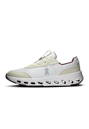 Weißer und beiger Sportschuh mit burgunderfarbenen Akzenten, perforierter Sohle, Seitlogo und Schnürverschluss vor weißem Hintergrund.