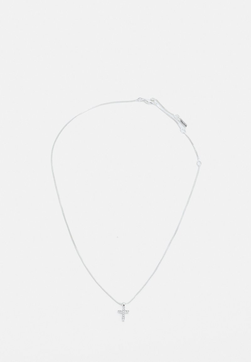 Sølv kæde med en lille kors vedhæng prydet med klare ædelsten, der viser en glat, poleret overflade.