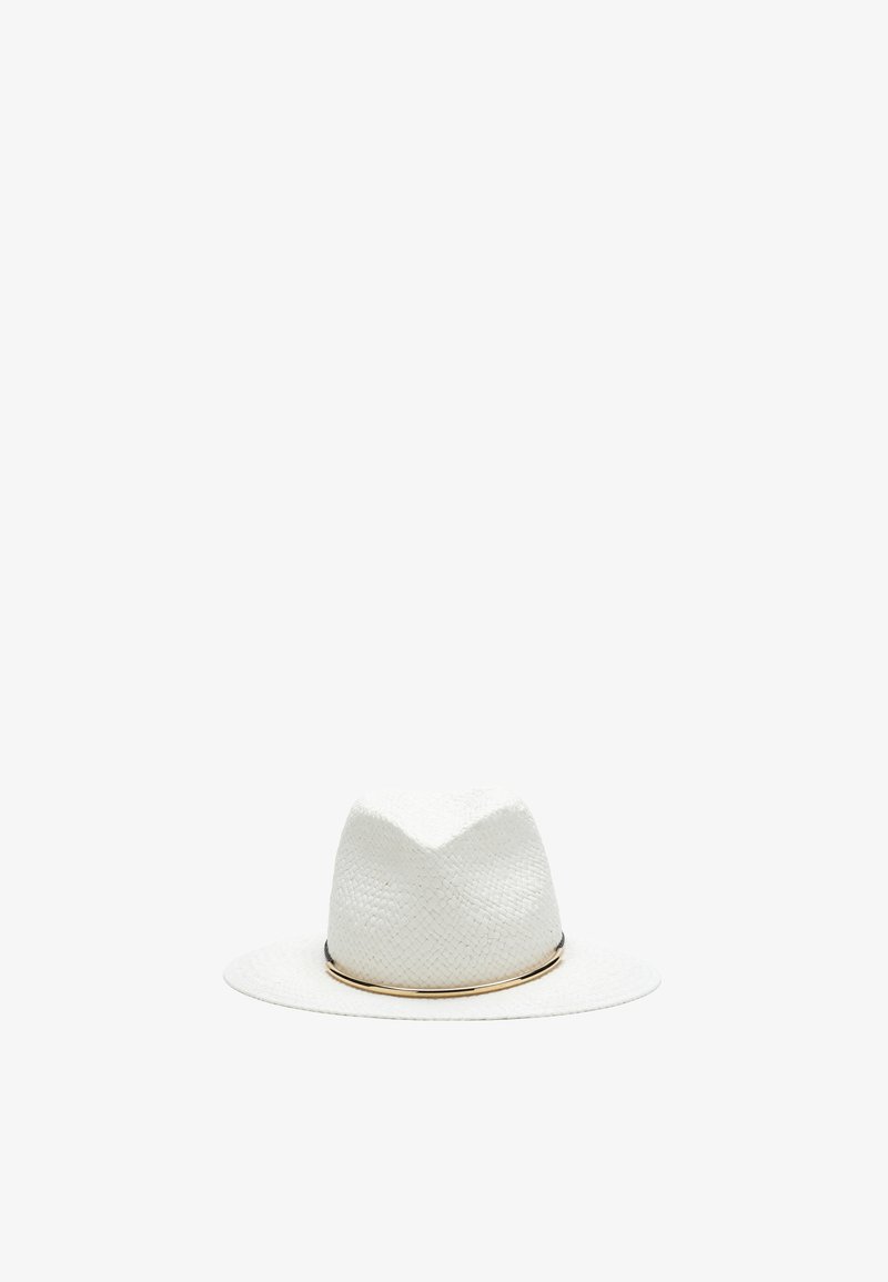 Chapeau fedora tissé blanc avec un large bord et une fine bande dorée autour de la base de la calotte