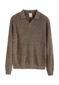Pull marron en maille avec col chemise et poignets côtelés. Confectionné dans un tissu doux et texturé ; coupe décontractée.
