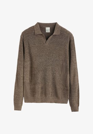 Pull marron en maille avec col chemise et poignets côtelés. Confectionné dans un tissu doux et texturé ; coupe décontractée.