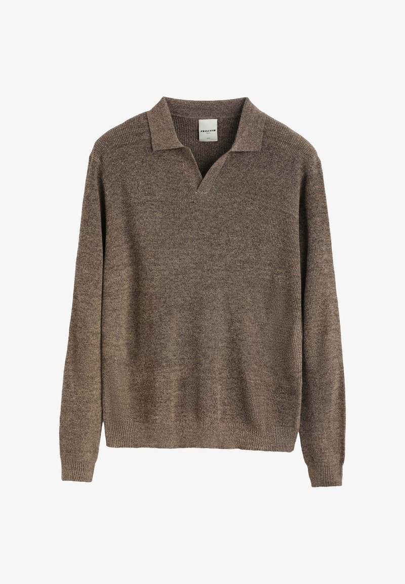 Pull marron en maille avec col chemise et poignets côtelés. Confectionné dans un tissu doux et texturé ; coupe décontractée.