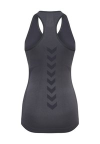 Mörkgrå atletisk linne med racerback-design, texturerad tyg och vertikalt chevron-mönster i en något mörkare nyans på baksidan.