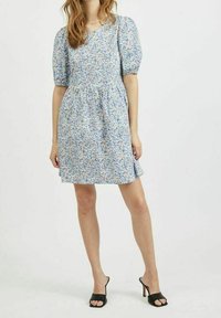 Robe à imprimé floral aux nuances de bleu, blanc et orange ; manches courtes bouffantes ; taille cintrée ; jupe évasée ; tissu léger ; ourlet arrivant au genou.